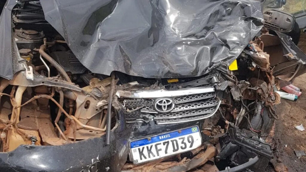 Colisão de automóvel com caminhonete no Maranhão deixa um morto