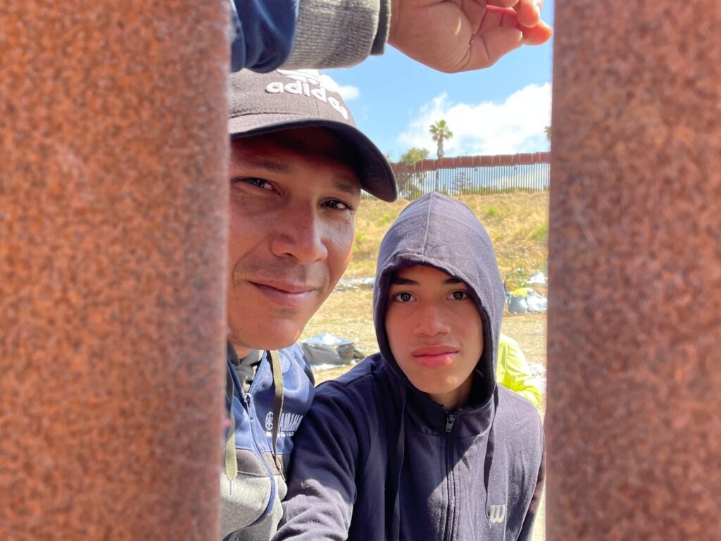 Como o Título 42 termina nos EUA, os requerentes de asilo esperam por alívio na fronteira