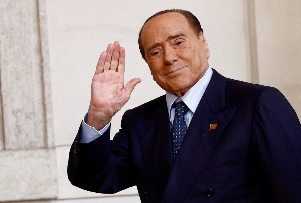 Ex-primeiro-ministro italiano Berlusconi recebe alta do hospital após seis semanas