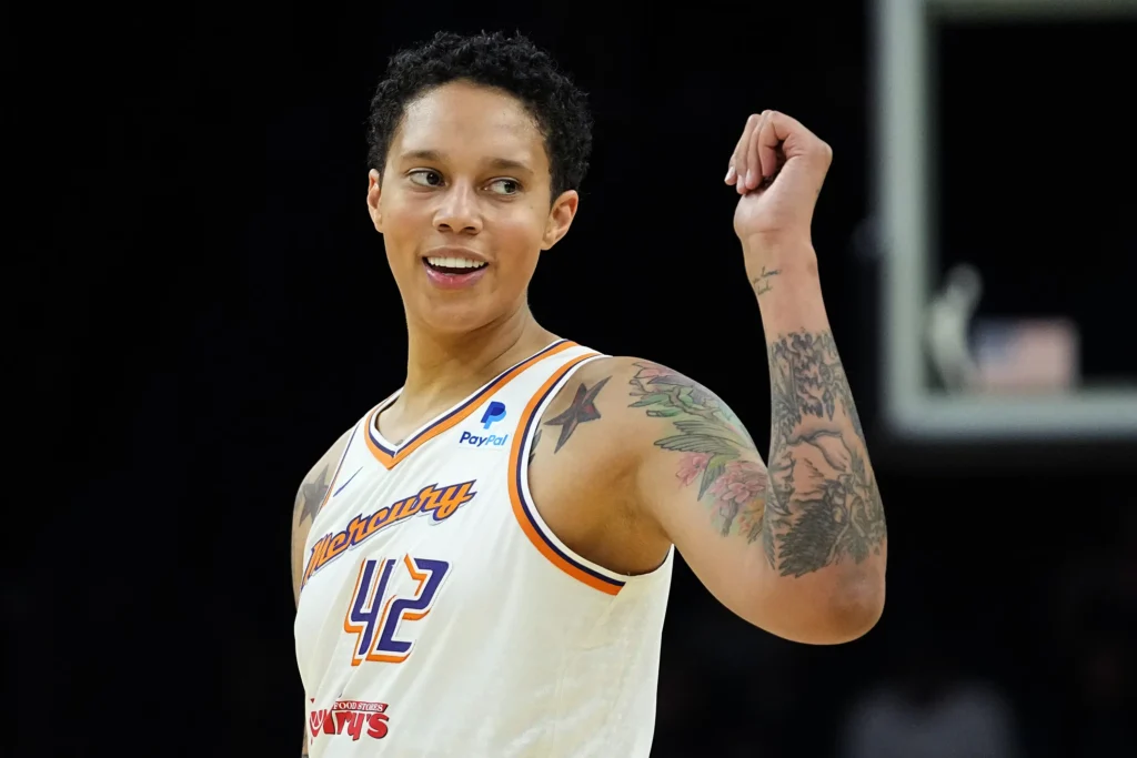 Brittney Griner joga no primeiro jogo da pré-temporada da WNBA desde a detenção na Rússia