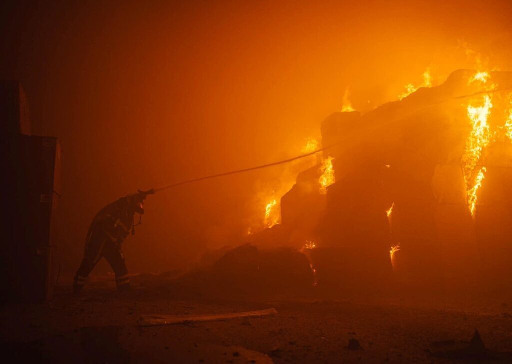 Explosões quando a Rússia lança o 15º ataque aéreo a Kiev em maio