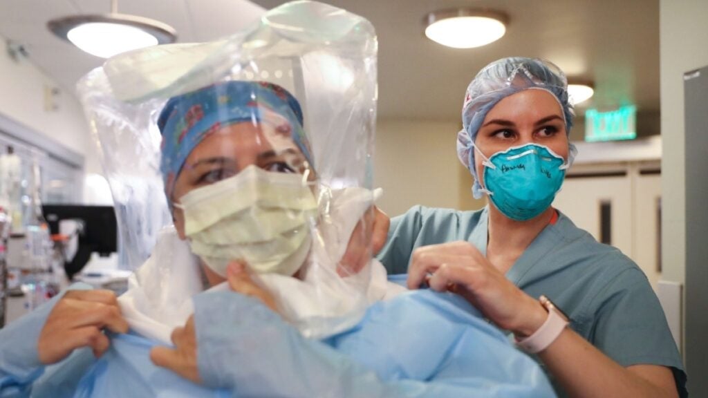 Três anos, 1,1 milhão de mortes: emergência de COVID terminando nos EUA