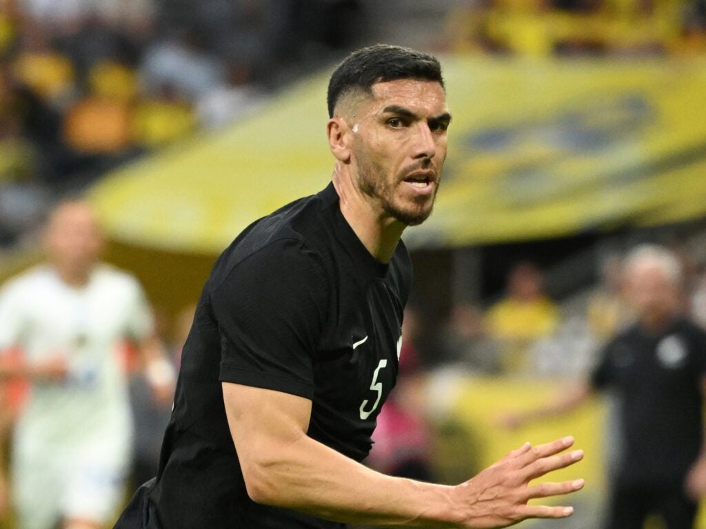 'Atenção injustificada': Catar apoia jogador de futebol em disputa racista