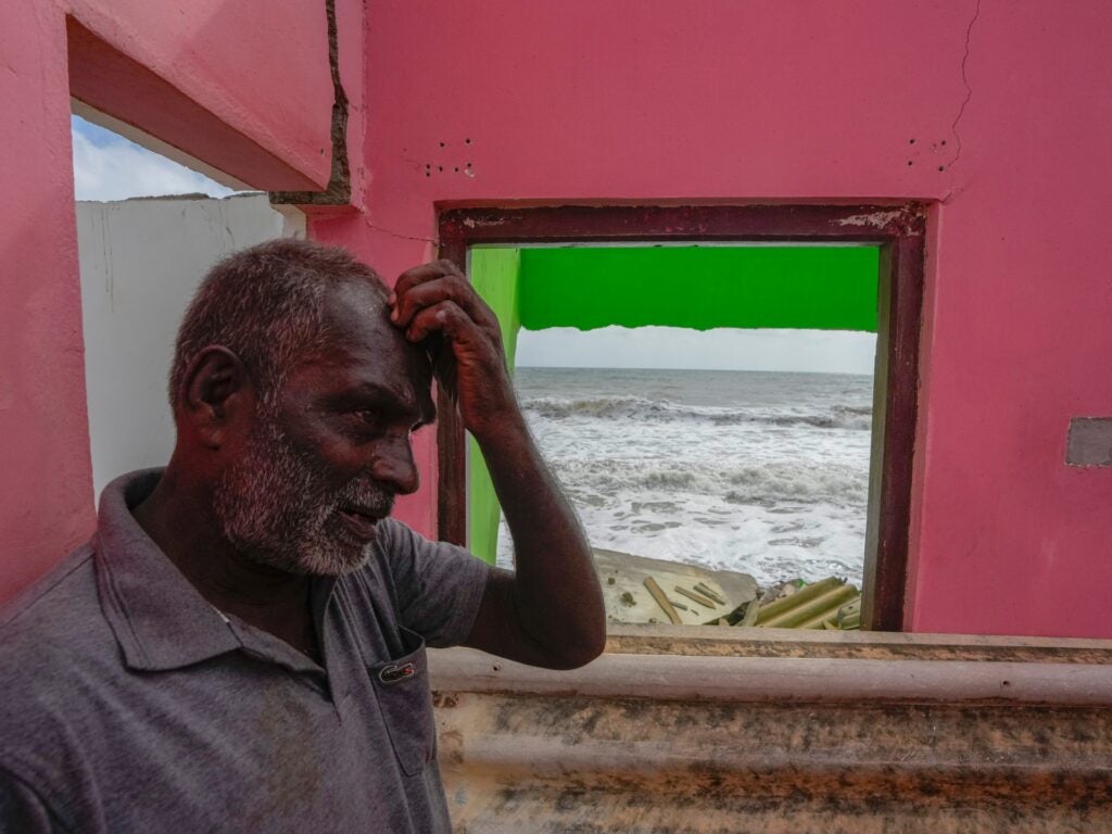 Pescadores do Sri Lanka sofrem com erosão costeira destruindo casas