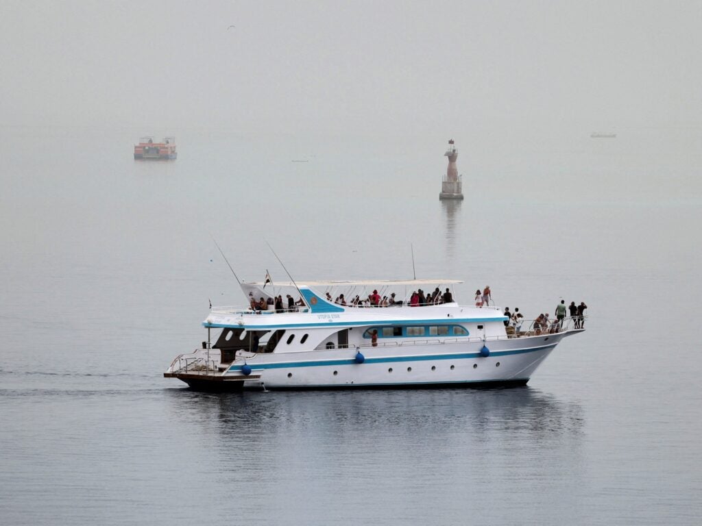 Três turistas britânicos desaparecidos após incêndio em barco no Mar Vermelho, no Egito