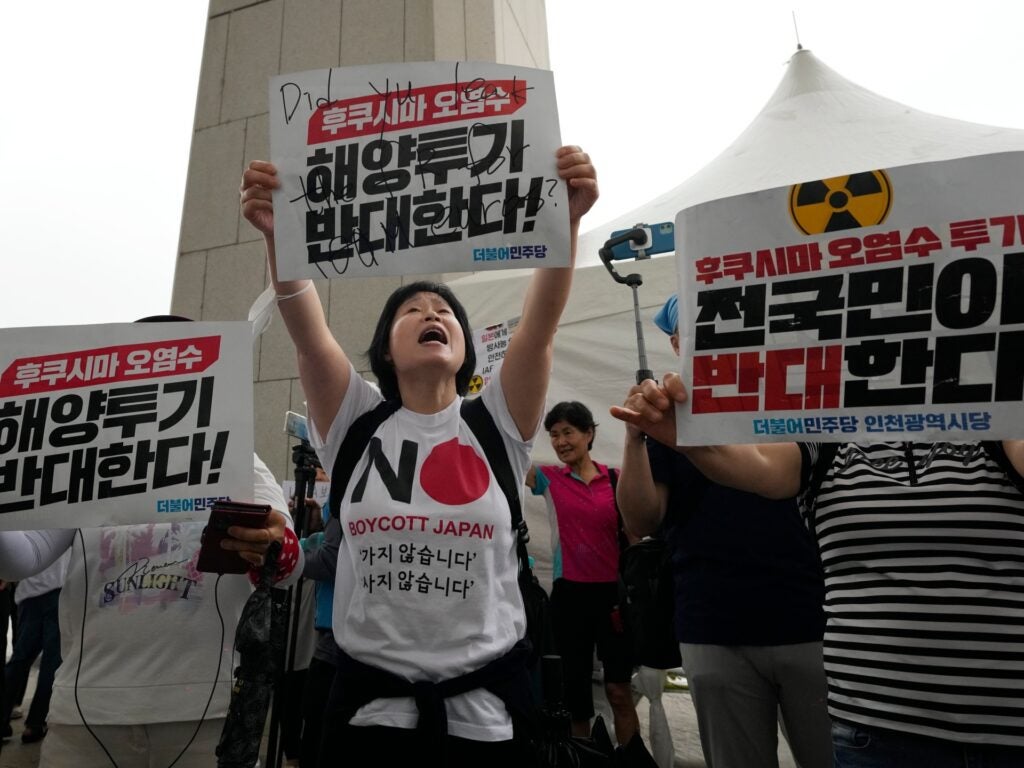 Japão se volta para peixes transmitidos ao vivo na campanha de segurança de Fukushima