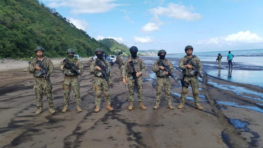 Equador confirma vazamento de óleo de 1.200 barris na costa noroeste