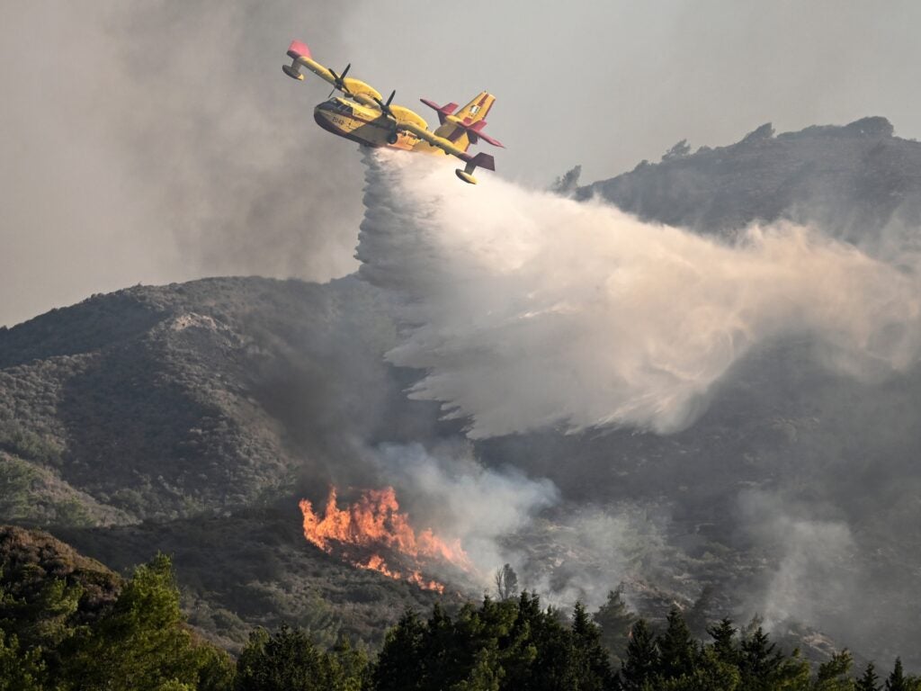 Avião de combate a incêndios cai na Grécia em meio a incêndios florestais