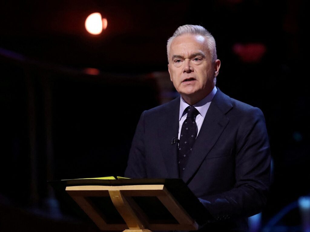 Huw Edwards nomeado apresentador da BBC em escândalo de foto explícita