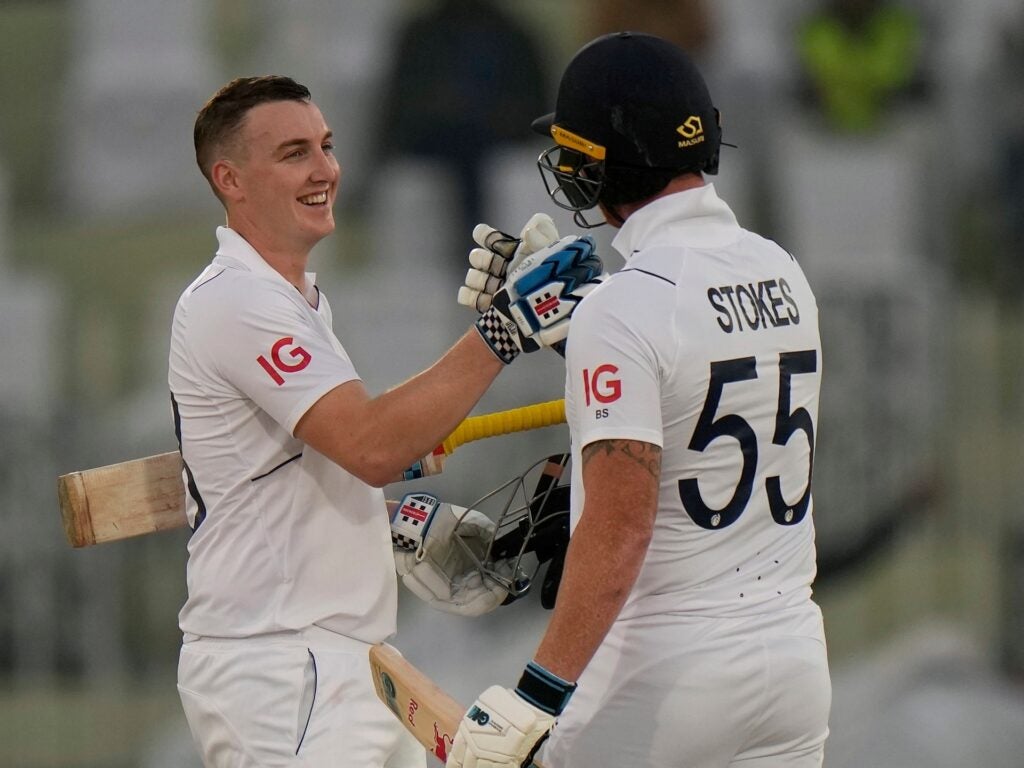 Inglaterra mantém série Ashes viva com vitória sobre a Austrália