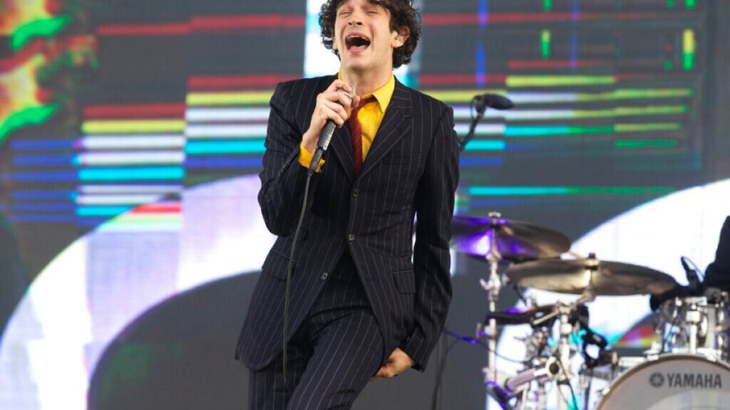 Set da banda pop The 1975's parado na Malásia após beijo no palco