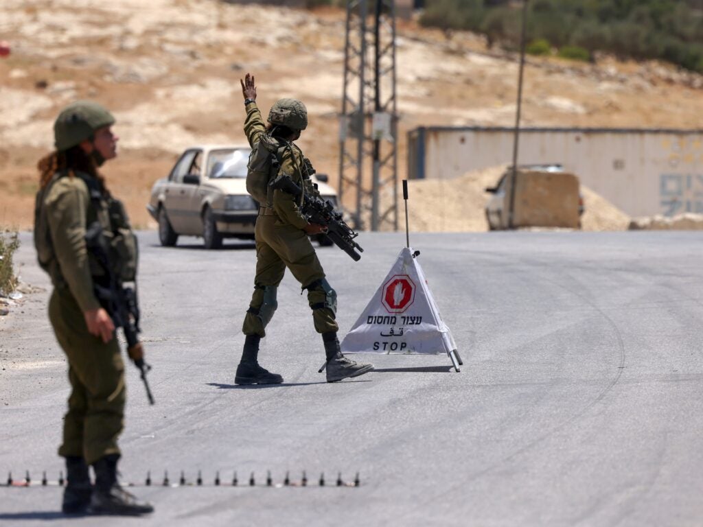 Três israelenses feridos em ataque palestino; atirador é preso