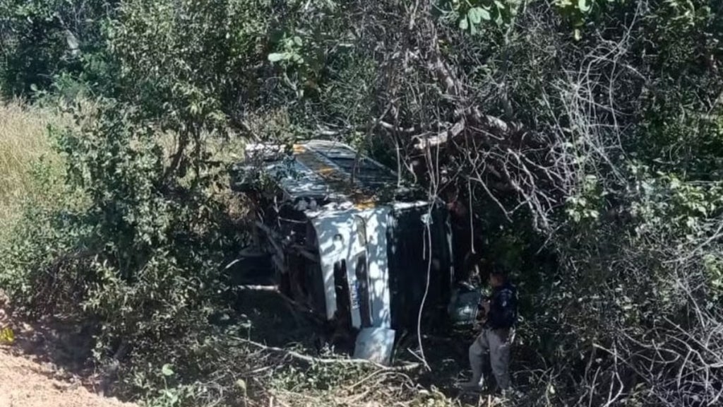 ônibus escolar tomba no sul do piauí
