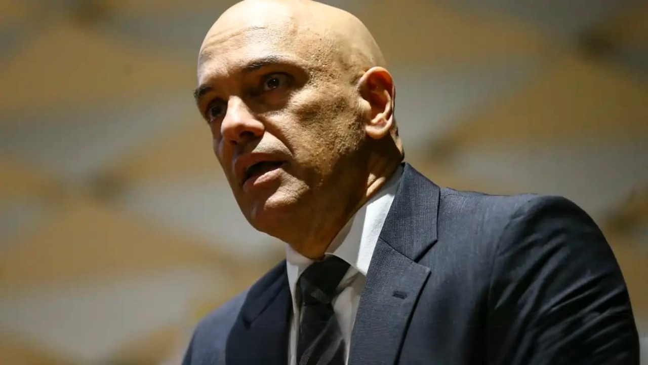 Partido português Chega apresenta projeto de voto de condenação ao STF e a Alexandre de Moraes. Senadora Damares Alves divulga apoio em Brasília.