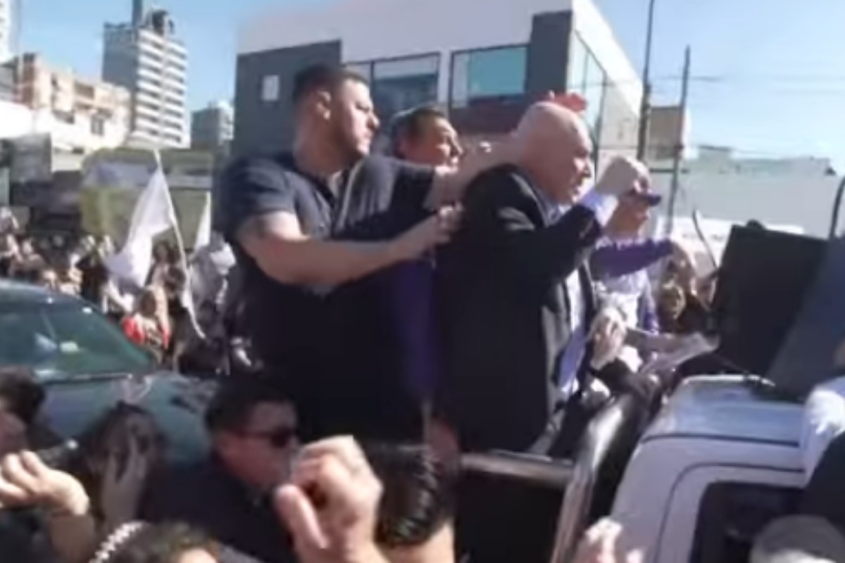 Presidente Javier Milei e irmã são apedrejados