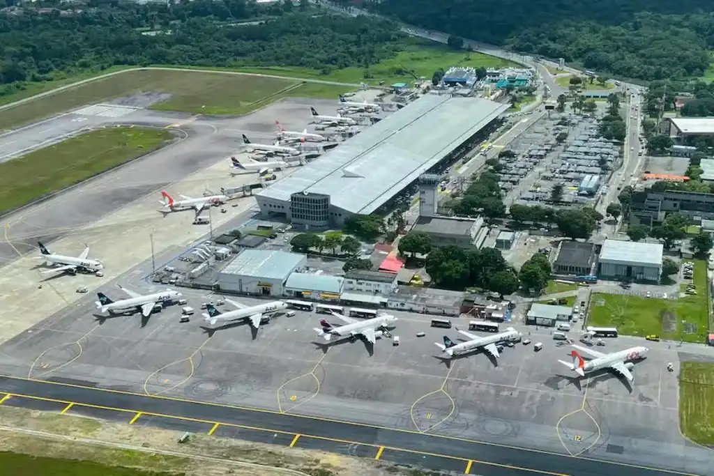Fachada do Aeroporto Internacional de Belém com aviões ao fundo.