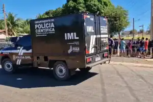 Viatura do IML estacionada no local do acidente na rodovia PI-115 em Campo Maior