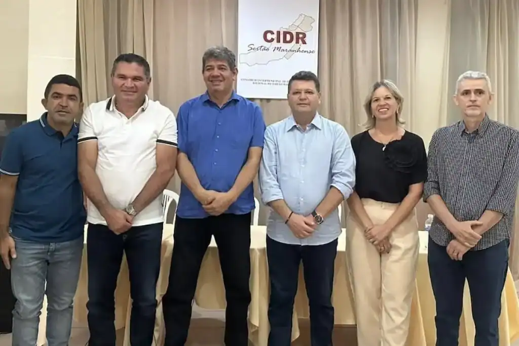 O diretor executivo, Adelbarto Santos, ao lado dos demais membros da diretoria do consórcio intermunicipal.