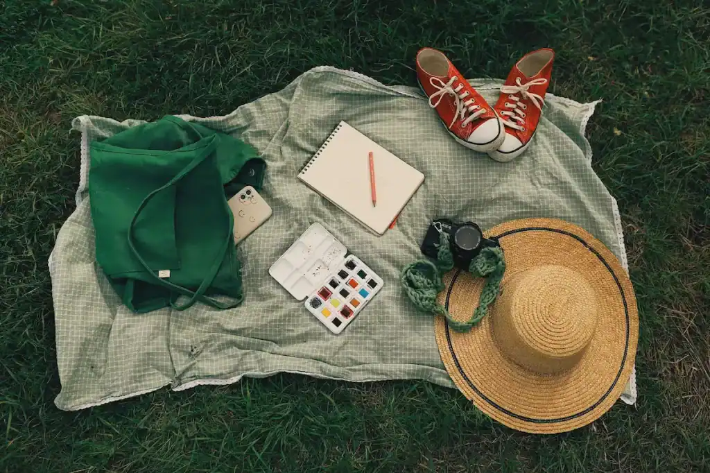 Caneta, celular, bloco de anotações e mochila sobre uma mesa.