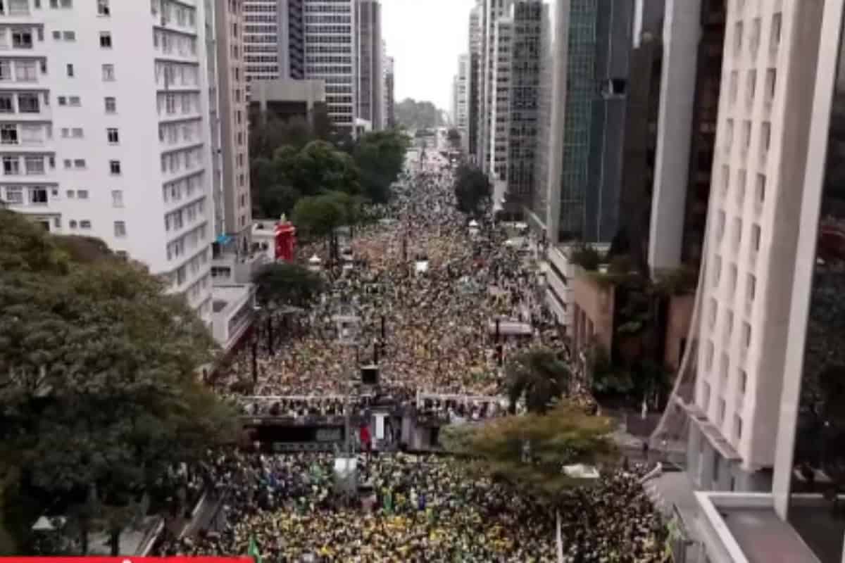 Em SP, Flávio Bolsonaro chama julgamento no STF de farsa