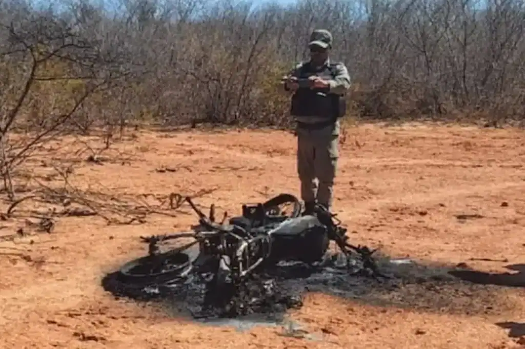 Policial registra moto carbonizada ao lado da área de mata em Tamboril