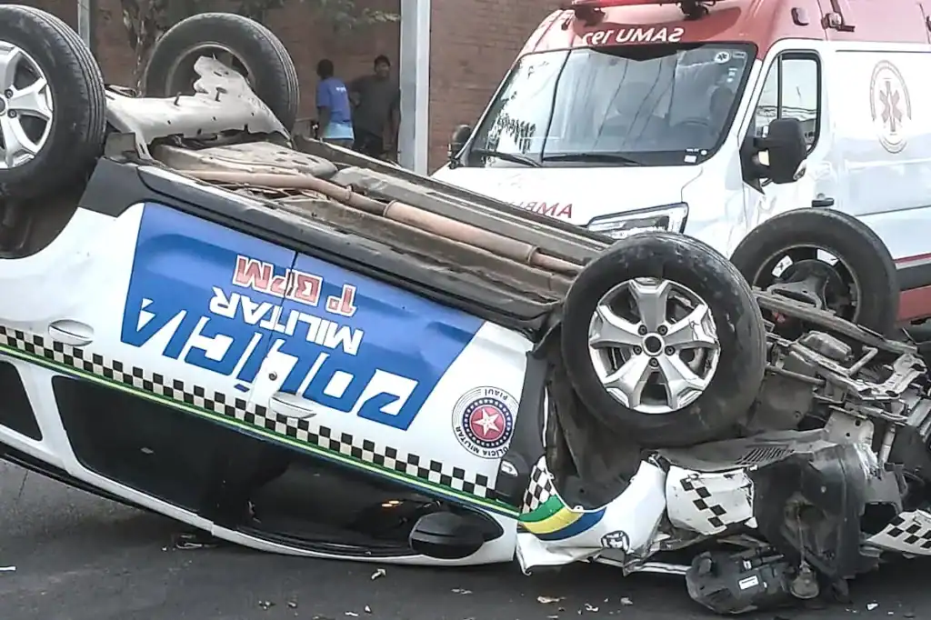 Viatura da Polícia Militar tombada após colisão em barreira de concreto na Avenida Pedro Freitas.