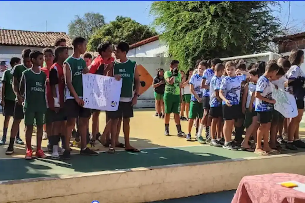 Alunos perfilados na quadra durante a cerimônia de abertura dos jogos interclasses do Grupo Pitágoras.
