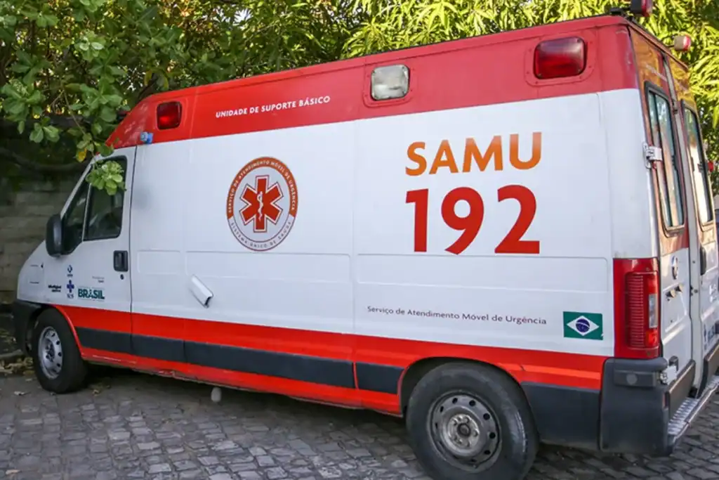 Equipe do Samu prestando socorro a suspeito ferido em Altos.