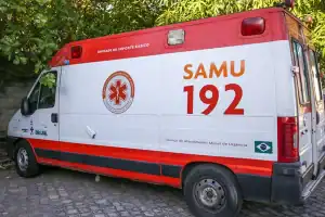 Equipe do Samu prestando socorro a suspeito ferido em Altos.