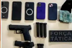 Objetos apreendidos com os irmãos suspeitos do furto: armas, celulares e dinheiro.