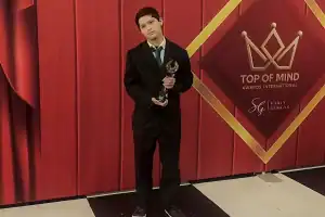 Foto de João Elyo, artista piauiense, durante a premiação em Londres.