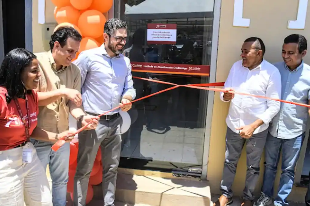 Autoridades e gestores do BNB abrindo fita inaugural em Amarante.