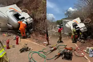 Bombeiros em resgate após caminhão tombar na Serra da Bananeira, PI-236.