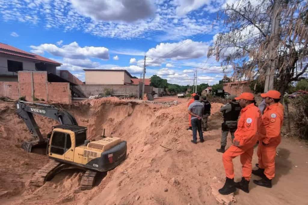 Equipes do Corpo de Bombeiros resgatam corpo do poço em Gilbués.