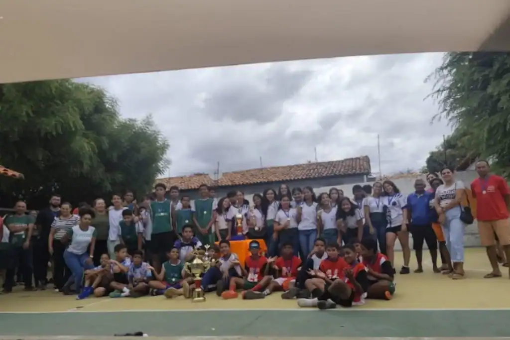 Alunos jogando futsal na final dos Jogos Interclasses 2025