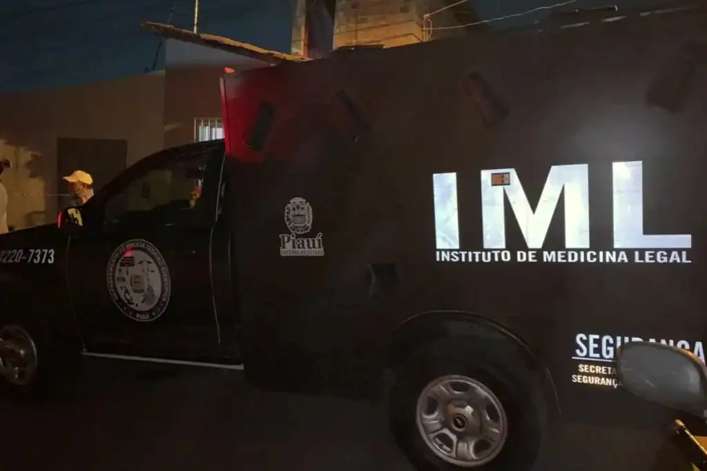 Veículo do Instituto Médico Legal (IML) em via pública.