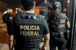 Agentes da Polícia Federal em atuação realizando prisão em frente à agência bancária.