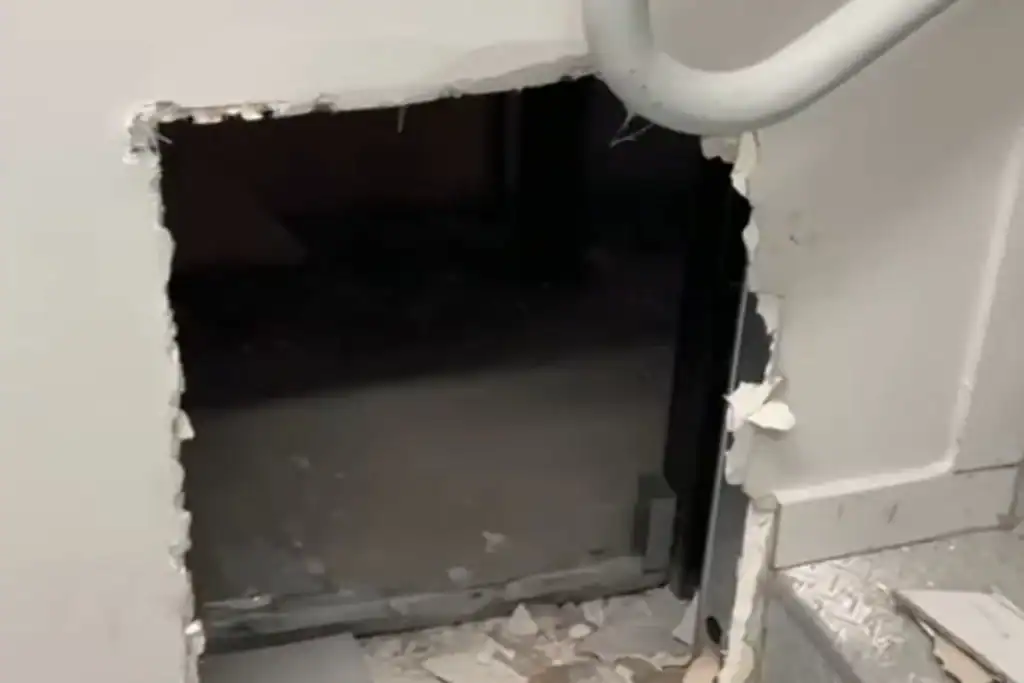 Polícia investiga buraco feito na parede de farmácia para roubo de medicamentos