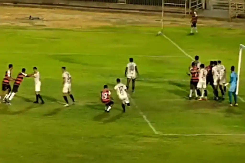 Jogadores disputam bola em campo durante jogo da Série B Piauiense