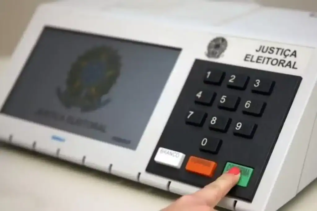 Urna eletrônica em seção de votação
