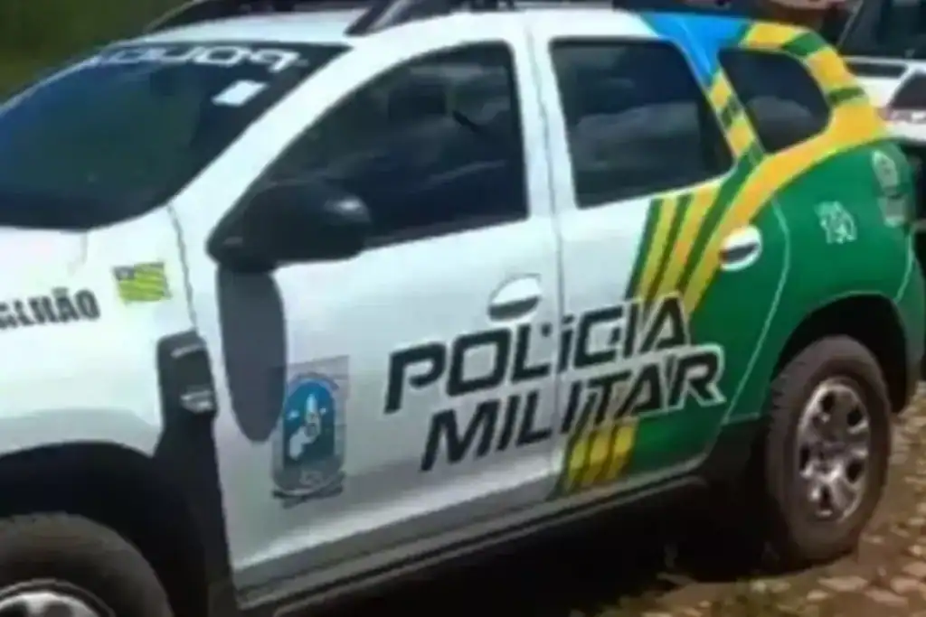 Viatura da Polícia Militar em frente à casa onde ocorreu o resgate.