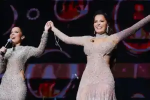 Foto da dupla sertaneja Maiara e Maraísa no palco.