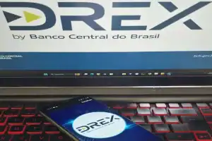 O logo do Drex exibido em uma tela de computador e um smartphone.