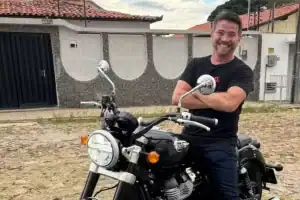 Foto de César Filho sorrindo, em estúdio de rádio.