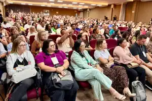 Foto de centenas de participantes e gestores no auditório do 1º Congresso Interestadual de Educação Pública (CIEP).