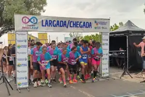 Atletas reunidos na linha de largada da corrida Circuito Rosa e Azul.