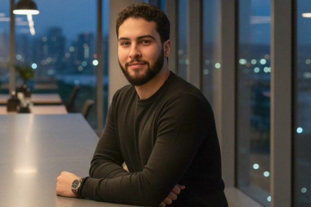 Empresário Erick Boniz sorrindo durante painel de tecnologia