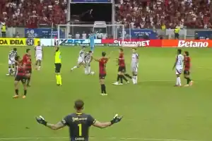 Jogadores do Flamengo comemoram gol contra o Sport na Arena Pernambuco