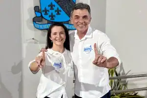 Foto do professor Paulo Henrique e Fábia Buenos Aires após vitória na eleição