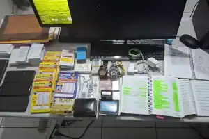 Objetos apreendidos, incluindo dinheiro, máquinas de cartão e cadernos de anotações da agiotagem.